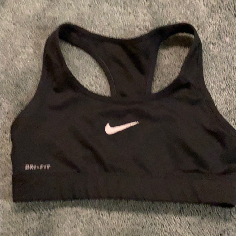 black nike sports bra